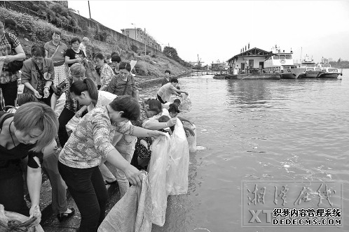 6月12日，市民在湘江边放生。