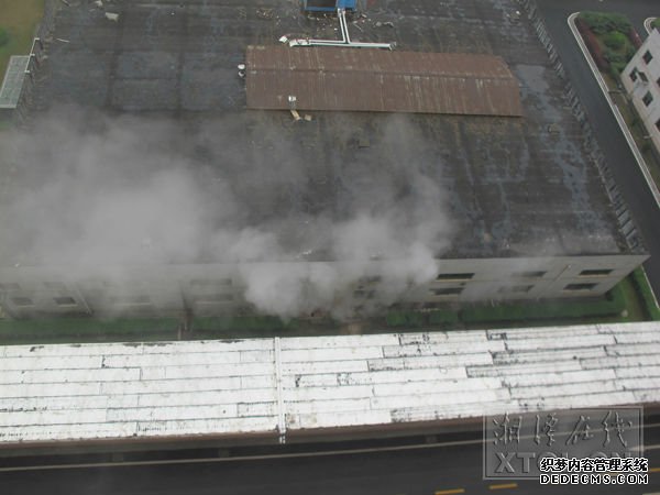 从陈先生家的阳台可以看到五洲通药业生产车间排放出的水蒸气