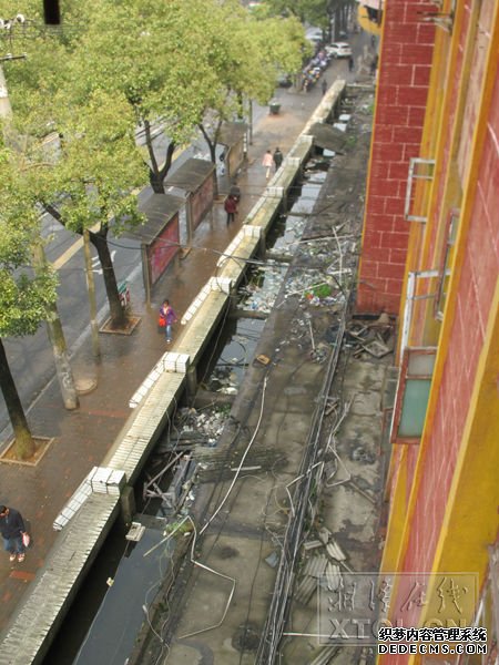 流向人行道的污水来自一楼门店屋顶